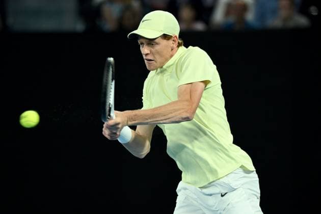 TENNIS AUSTRALIAN OPEN, Jannik Sinner of Italy returns during his quarterfinal match against Alex de Minaur of Australia during the 2025 Australian Open at Melbourne Park in Melbourne, Wednesday, January 22, 2025. ( NO ARCHIVING, EDITORIAL USE ONLY, NO USE IN BOOKS WITHOUT CONSENT MELBOURNE VICTORIA AUSTRALIA  Copyright: xJOELxCARRETTx 20250122158095067543