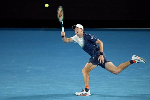 TENNIS AUSTRALIAN OPEN, Alex de Minaur of Australia returns during his quarterfinal match against Jannik Sinner of Italy during the 2025 Australian Open at Melbourne Park in Melbourne, Wednesday, January 22, 2025. ( NO ARCHIVING, EDITORIAL USE ONLY, NO USE IN BOOKS WITHOUT CONSENT MELBOURNE VICTORIA AUSTRALIA  Copyright: xJAMESxROSSx 20250122122538199454