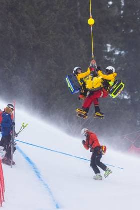 Sport Themen der Woche KW04 Sport Bilder des Tages ALPINE SKIING - FIS WC Kitzbuehel KITZBUEHEL,AUSTRIA,22.JAN.25 - ALPINE SKIING - FIS World Cup, Hahnenkamm-race, downhill training, men. Image shows a medical team and Felix Hacker (AUT). Keywords: crash.  GEPAxpictures xMathiasxMandl