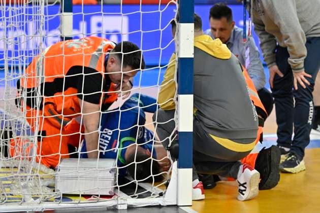 Sport Bilder des Tages Croatia, Zagreb, 220125. Arena Zagreb. IHF World Handball Championship 2025 - Croatia Denmark Norway. 1st round match of group IV in the main round, Slovenia - Argentina. In the photo: medical intervention due tu Nejc Cehte injury. Photo: Damir Krajac CROPIX Zagreb Croatia Copyright: xxDamirxKrajacx xCROPIXx xSIPAx slovenija_argentina5-220125