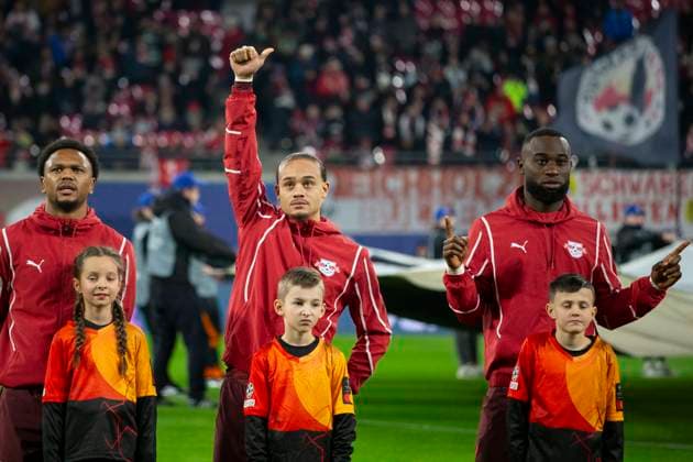 GER, Leipzig, RB Leipzig vs. Sporting Lissabon, 7. Spieltag UEFA Champions League Ligaphase im Bild v.l.: Lois Openda (RB Leipzig 11), Xavi Simons (RB Leipzig 10) zeigt Daumen hoch in Richtung Tribuene, Lutsharel Geertruida (RB Leipzig 03), beim Einlaufen ins Stadion 22.01.2025, UEFA REGULATIONS PROHIBIT ANY USE OF PHOTOGRAPHS AS IMAGE SEQUENCES AND OR QUASI-VIDEO, Copyright: HMBxMedia PaulxFritz