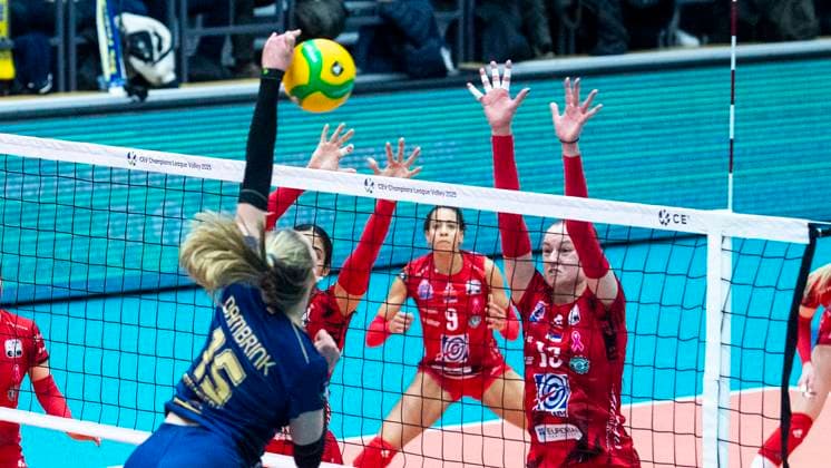 22.1.2025, Volleyball, Frauen, CEV Champions League Volley 2025, Vorrunde, Gruppe B, 6. Spieltag, SSC Palmberg Schwerin (Deutschland) - Tent Obrenovac (Serbien) Elles Dambrink (SSC Palmberg Schwerin, li.) gegen Mina Mijatovic (Tent Obrenovac, re.) Schwerin Palmberg Arena Mecklenburg-Vorpommern Deutschland