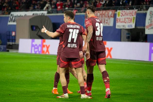 GER, Leipzig, RB Leipzig vs. Sporting Lissabon, 7. Spieltag UEFA Champions League Ligaphase im Bild v.l.: Christoph Baumgartner (RB Leipzig 14), zeigt Daumen hoch, Benjamin Sesko (RB Leipzig 30), Torjubel 22.01.2025, UEFA REGULATIONS PROHIBIT ANY USE OF PHOTOGRAPHS AS IMAGE SEQUENCES AND OR QUASI-VIDEO, Copyright: HMBxMedia PaulxFritz