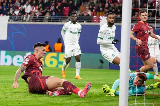 GER, Leipzig, RB Leipzig vs. Sporting Lissabon, 7. Spieltag UEFA Champions League Ligaphase im Bild v.l.: Benjamin Sesko (RB Leipzig 30), Torschuss zum 1:0 22.01.2025, UEFA REGULATIONS PROHIBIT ANY USE OF PHOTOGRAPHS AS IMAGE SEQUENCES AND OR QUASI-VIDEO, Copyright: HMBxMedia PaulxFritz