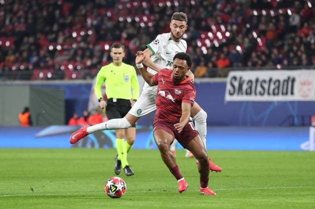22.01.2025, xtgx, Fussball, UEFA Champions League, RB Leipzig - Sporting Lissabon emspor, v.l. Zeno Debast (Lissabon, 6), Lois Openda (Leipzig, 11) Zweikampf, Duell, Kampf, tackle (DFL DFB REGULATIONS PROHIBIT ANY USE OF PHOTOGRAPHS as IMAGE SEQUENCES and or QUASI-VIDEO) Leipzig