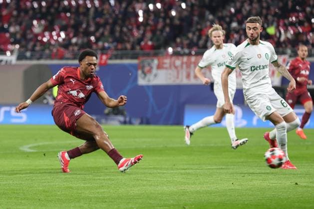 22.01.2025, xtgx, Fussball, UEFA Champions League, RB Leipzig - Sporting Lissabon emspor, v.l. Zeno Debast (Lissabon, 6), Lois Openda (Leipzig, 11) Zweikampf, Duell, Kampf, tackle (DFL DFB REGULATIONS PROHIBIT ANY USE OF PHOTOGRAPHS as IMAGE SEQUENCES and or QUASI-VIDEO) Leipzig