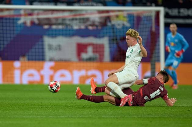 22.01.2025, Fußball, Männer, Champions League, Ligaphase, 2024 2025, Spieltag 7, RB Leipzig - Sporting Lissabon Willi Orban (4, RB Leipzig), setzt zur Grätsche an Leipzig Red Bull Arena Sachsen Deutschland