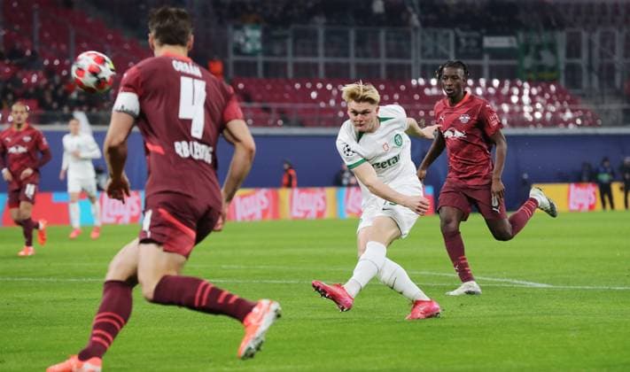 Willi Orban, Conrad Harder schiesst Zweikampf Spielszene Aktion Fußball Fussball UEFA Champions League UCL Herren 7. Spieltag Saison 2024 2025 22.01.2025 Rasen Ballsport RB Leipzig RBL vs Sporting Lissabon DFL regulations prohibit any use of photographs as image sequences and or quasi-video.