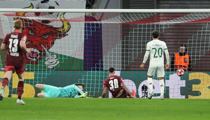Benjamin Sesko erzielt das Tor zum 1:0 gegen Torwart Franco Israel Zweikampf Spielszene Aktion Fußball Fussball UEFA Champions League UCL Herren 7. Spieltag Saison 2024 2025 22.01.2025 Rasen Ballsport RB Leipzig RBL vs Sporting Lissabon DFL regulations prohibit any use of photographs as image sequences and or quasi-video.