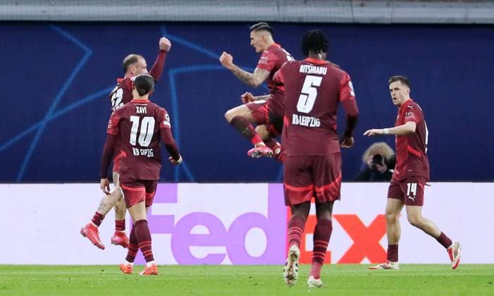 Benjamin Sesko jubelt nach 1:0 mit Teamkollegen Freude Emotion Jubel Fußball Fussball UEFA Champions League UCL Herren 7. Spieltag Saison 2024 2025 22.01.2025 Rasen Ballsport RB Leipzig RBL vs Sporting Lissabon DFL regulations prohibit any use of photographs as image sequences and or quasi-video.