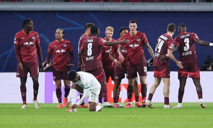 Benjamin Sesko jubelt nach 1:0 mit Teamkollegen Freude Emotion Jubel Fußball Fussball UEFA Champions League UCL Herren 7. Spieltag Saison 2024 2025 22.01.2025 Rasen Ballsport RB Leipzig RBL vs Sporting Lissabon DFL regulations prohibit any use of photographs as image sequences and or quasi-video.