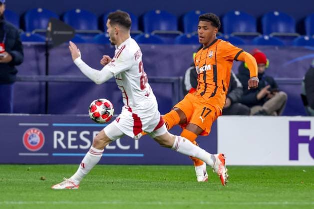 22.01.2025, Fußball, UEFA Champions League, Schachtar Donezk - Stade Brestois 29, Arena AufSchalke Gelsenkirchen, 7. Spieltag Saison 2024 2025: Mathias Pereira Lage (Stade Brest 26) im Zweikampf gegen Vinicius Tobias (Schachtar Donezk 17) Nordrhein-Westfalen Deutschland