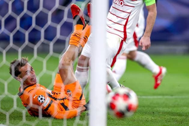 22.01.2025, Fußball, UEFA Champions League, Schachtar Donezk - Stade Brestois 29, Arena AufSchalke Gelsenkirchen, 7. Spieltag Saison 2024 2025: Marlon Gomes (Schachtar Donezk 30) schießt knapp am Pfosten vorbei Nordrhein-Westfalen Deutschland