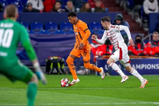 22.01.2025, Fußball, UEFA Champions League, Schachtar Donezk - Stade Brestois 29, Arena AufSchalke Gelsenkirchen, 7. Spieltag Saison 2024 2025: Mathias Pereira Lage (Stade Brest 26) im Zweikampf gegen Vinicius Tobias (Schachtar Donezk 17) Nordrhein-Westfalen Deutschland