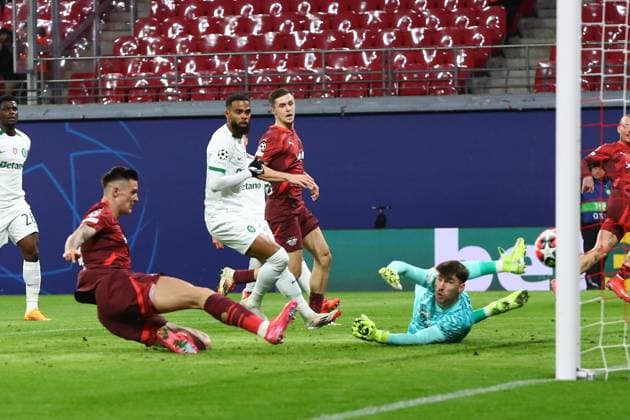 Sport Bilder des Tages RB Leipzig - Sporting Lissabon Champions League Leipzig, 22.01.2025, Red Bull Arena, Fussball, Männer, Saison 2024 2025, UEFA Champions League, 7. Spieltag , RB Leipzig - Sporting Lissabon , Im Bild: Tor für RB Leipzig, Benjamin Sesko (30, RB Leipzig) trifft zum 1:0 gegen Torwart Franco Israel (1, Sporting) ,