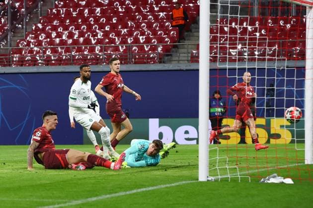 RB Leipzig - Sporting Lissabon Champions League Leipzig, 22.01.2025, Red Bull Arena, Fussball, Männer, Saison 2024 2025, UEFA Champions League, 7. Spieltag , RB Leipzig - Sporting Lissabon , Im Bild: Tor für RB Leipzig, Benjamin Sesko (30, RB Leipzig) trifft zum 1:0 gegen Torwart Franco Israel (1, Sporting) ,