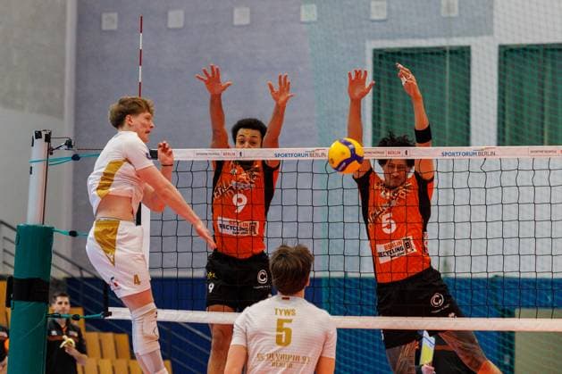 Djifa Amedegnato (BR Volleys, 09) und Nehemiah Mote (BR Volleys, 05) könen den Ball von Tom Borchert (VC Olympia Berlin, 04) abwehren, BRVolleys vs VC Olympia Berlin, 1.Bundesliga, 2025_01_22 Berlin Berlin Land Copyright: xFootxBowl ThomasxSobotzkix