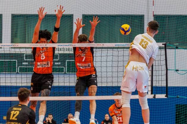 Kilian Schmiedeke (VC Olympia Berlin, 13) schmettert den Ball, Nehemiah Mote (BR Volleys, 05) und Simon Plaskie (BR Volleys, 07) versuchen abzuwehren, BRVolleys vs VC Olympia Berlin, 1.Bundesliga, 2025_01_22 Berlin Berlin Land Copyright: xFootxBowl ThomasxSobotzkix