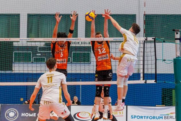 Kilian Schmiedeke (VC Olympia Berlin, 13) schmettert den Ball, Nehemiah Mote (BR Volleys, 05) und Jan Forna (BR Volleys, 12) versuchen zu klären, BRVolleys vs VC Olympia Berlin, 1.Bundesliga, 2025_01_22 , Berlin Berlin Land Copyright: xFootxBowl ThomasxSobotzkix