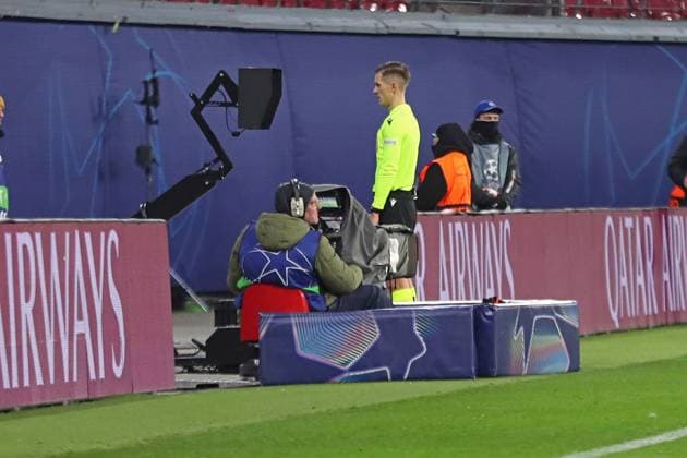 UEFA Champions League: RB Leipzig vs. Sporting Lissabon, 22.01.25 Schiedsrichter Manfredas Lukjanciukas (Litauen) checkt ein Tor von Leipzig auf Abseits. VAR, Videobeweis. Fussball, UEFA Champions League, Saison 2024 2025: RB Leipzig vs. Sporting Lissabon am 22.01.25 in der Red Bull Arena, Leipzig. Copyright: xBEAUTIFULxSPORTS JanxKaeferx