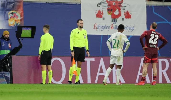 Schiedsrichter Manfredas Lukjanciukas (LIT) nutzt den VAR Video Assist Referee, 2:0 durch David Raum wird überprüft Fußball Fussball UEFA Champions League UCL Herren 7. Spieltag Saison 2024 2025 22.01.2025 Rasen Ballsport RB Leipzig RBL vs Sporting Lissabon DFL regulations prohibit any use of photographs as image sequences and or quasi-video.