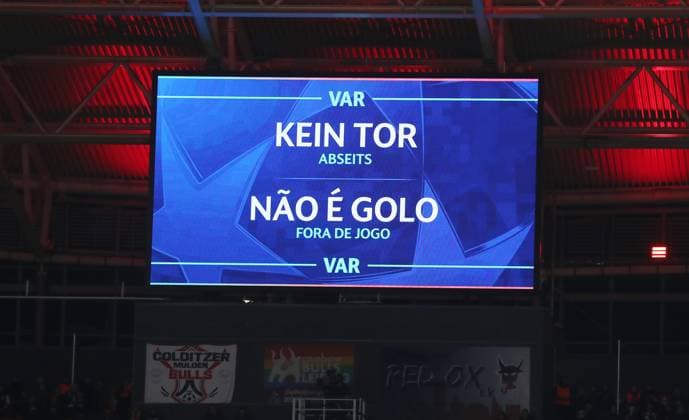 Schiedsrichter Manfredas Lukjanciukas (LIT) nutzt den VAR Video Assist Referee, 2:0 durch David Raum wird überprüft kein Tor Fußball Fussball UEFA Champions League UCL Herren 7. Spieltag Saison 2024 2025 22.01.2025 Rasen Ballsport RB Leipzig RBL vs Sporting Lissabon DFL regulations prohibit any use of photographs as image sequences and or quasi-video.