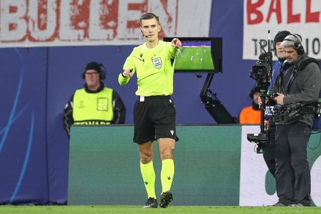 22.01.2025, xtgx, Fussball, UEFA Champions League, RB Leipzig - Sporting Lissabon emspor, v.l. Symbolfoto, Symbolbild, Symbol, VAR, Videobeweis, Schiedsrichter, Schiri, referee Manfredas Lukjanciukas entscheidet auf Abseits (DFL DFB REGULATIONS PROHIBIT ANY USE OF PHOTOGRAPHS as IMAGE SEQUENCES and or QUASI-VIDEO) Leipzig