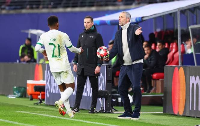 RB Leipzig - Sporting Lissabon Champions League Leipzig, 22.01.2025, Red Bull Arena, Fußball, UEFA Champions League, Spieltag 7 , RB Leipzig vs. Sporting CP Lissabon , Im Bild: Geny Catamo (21, Sporting) und Trainer Marco Rose (RB Leipzig) , Nur zur redaktionellen Nutzung. Only editorial use. , UEFA regulations prohibit any use of photographs as image sequences and or quasi-video. ,