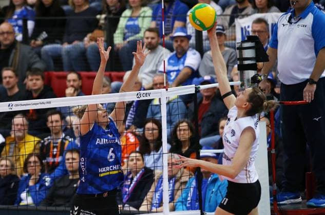 BAU 22.01.2025 Stuttgart Volleyball Allianz MTV Stuttgart vs. CSO Voluntari 2005, v.l. Toni Stautz (Stuttgart), Mira Todorova (Voluntari)