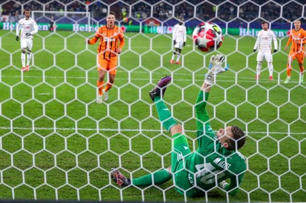 Sport Bilder des Tages 22.01.2025, Fußball, UEFA Champions League, Schachtar Donezk - Stade Brestois 29, Arena AufSchalke Gelsenkirchen, 7. Spieltag Saison 2024 2025: Torschütze Georgiy Sudakov (Schachtar Donezk 10) verwandelt den Elfmeter gegen Torwart Marco Bizot (Stade Brest 40) zum 2:0 Nordrhein-Westfalen Deutschland
