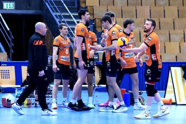 DEU, DVV, 1.VBL, BR Volleys vs. VC Olympia Berlin, 22.01.2025, Sportforum, Berlin, DEU, DVV, 1.VBL, BR Volleys vs. VC Olympia Berlin, im Bild Trainer Joel Banks (BR Volleys), BR Volleys-Spielerkreis Foto: Juergen Engler nordphoto GmbH
