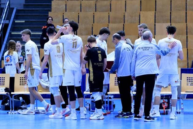 DEU, DVV, 1.VBL, BR Volleys vs. VC Olympia Berlin, 22.01.2025, Sportforum, Berlin, DEU, DVV, 1.VBL, BR Volleys vs. VC Olympia Berlin, im Bild Olympia Berlin-Spielerkreis, Trainer Nestke, Andreas (VC Olympia Berlin) Foto: Juergen Engler nordphoto GmbH