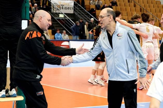 DEU, DVV, 1.VBL, BR Volleys vs. VC Olympia Berlin, 22.01.2025, Sportforum, Berlin, DEU, DVV, 1.VBL, BR Volleys vs. VC Olympia Berlin, im Bild Trainer Joel Banks (BR Volleys), Trainer Nestke, Andreas (VC Olympia Berlin) Foto: Juergen Engler nordphoto GmbH