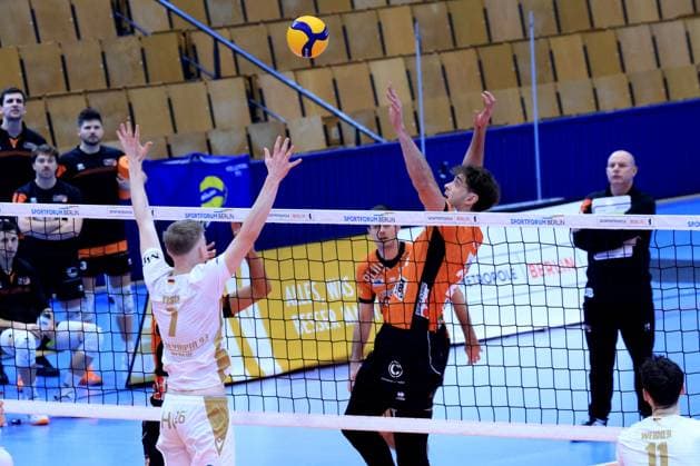 DEU, DVV, 1.VBL, BR Volleys vs. VC Olympia Berlin, 22.01.2025, Sportforum, Berlin, DEU, DVV, 1.VBL, BR Volleys vs. VC Olympia Berlin, im Bild Matthew Knigge (BR Volleys 2), Kirsch, Benjamin (VC Olympia Berlin 7) Foto: Juergen Engler nordphoto GmbH