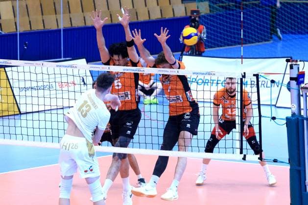 DEU, DVV, 1.VBL, BR Volleys vs. VC Olympia Berlin, 22.01.2025, Sportforum, Berlin, DEU, DVV, 1.VBL, BR Volleys vs. VC Olympia Berlin, im Bild Neheimjah Mote (BR Volleys 5), Simon Plaskie (BR Volleys 7), Schmiedeke, Kilian (VC Olympia Berlin 13) Foto: Juergen Engler nordphoto GmbH
