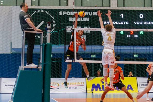 Jan Forna (BR Volleys, 12) mit dem ball am Netz, BRVolleys vs VC Olympia Berlin, 1.Bundesliga, 2025_01_22 Berlin Berlin Land Copyright: xFootxBowl ThomasxSobotzkix