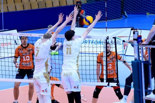 DEU, DVV, 1.VBL, BR Volleys vs. VC Olympia Berlin, 22.01.2025, Sportforum, Berlin, DEU, DVV, 1.VBL, BR Volleys vs. VC Olympia Berlin, im Bild Daniel Malescha (BR Volleys 10), Jan Fornal (BR Volleys 12), Kirsch, Benjamin (VC Olympia Berlin 7), Wehner, Arthur (VC Olympia Berlin 11) Foto: Juergen Engler nordphoto GmbH