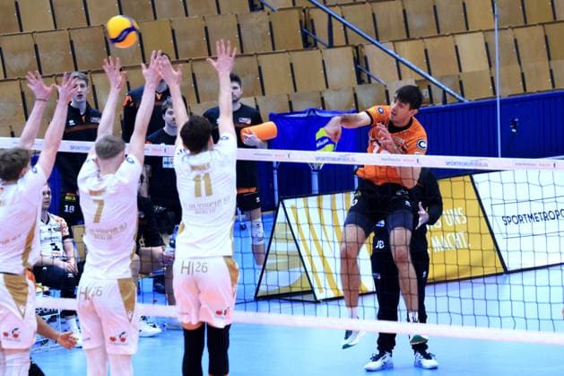 DEU, DVV, 1.VBL, BR Volleys vs. VC Olympia Berlin, 22.01.2025, Sportforum, Berlin, DEU, DVV, 1.VBL, BR Volleys vs. VC Olympia Berlin, im Bild Daniel Malescha (BR Volleys 10), Kirsch, Benjamin (VC Olympia Berlin 7), Wehner, Arthur (VC Olympia Berlin 11) Foto: Juergen Engler nordphoto GmbH