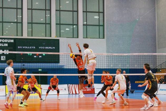 Gabriel Tyws (VC Olympia Berlin, 05) schmettert den Ball über das Netz, Nehemiah Mote (BR Volleys, 05) versucht abzuwehren, BRVolleys vs VC Olympia Berlin, 1.Bundesliga, 2025_01_22 Berlin Berlin Land Copyright: xFootxBowl ThomasxSobotzkix