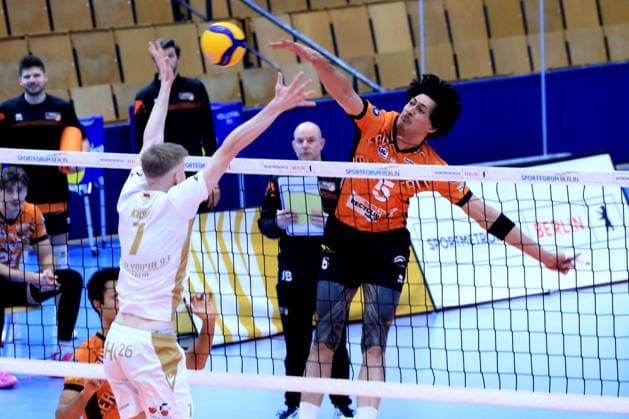 DEU, DVV, 1.VBL, BR Volleys vs. VC Olympia Berlin, 22.01.2025, Sportforum, Berlin, DEU, DVV, 1.VBL, BR Volleys vs. VC Olympia Berlin, im Bild Neheimjah Mote (BR Volleys 5), Kirsch, Benjamin (VC Olympia Berlin 7) Foto: Juergen Engler nordphoto GmbH