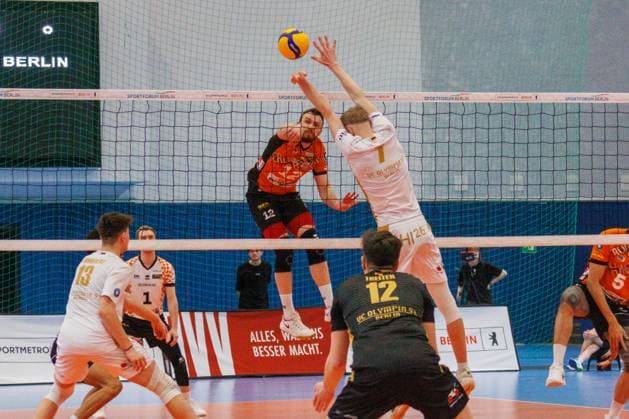 Jan Forna (BR Volleys, 12) hat den ball über das Netz geschmettert, BRVolleys vs VC Olympia Berlin, 1.Bundesliga, 2025_01_22 Berlin Berlin Land Copyright: xFootxBowl ThomasxSobotzkix