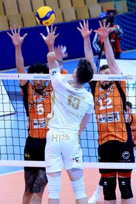 DEU, DVV, 1.VBL, BR Volleys vs. VC Olympia Berlin, 22.01.2025, Sportforum, Berlin, DEU, DVV, 1.VBL, BR Volleys vs. VC Olympia Berlin, im Bild Neheimjah Mote (BR Volleys 5), Jan Fornal (BR Volleys 12), Schmiedeke, Kilian (VC Olympia Berlin 13) Foto: Juergen Engler nordphoto GmbH