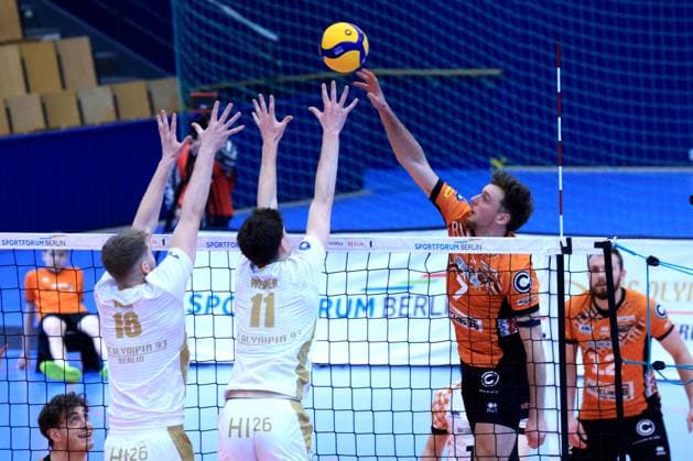 DEU, DVV, 1.VBL, BR Volleys vs. VC Olympia Berlin, 22.01.2025, Sportforum, Berlin, DEU, DVV, 1.VBL, BR Volleys vs. VC Olympia Berlin, im Bild Simon Plaskie (BR Volleys 7), Jan Fornal (BR Volleys 12),, Koenig, Maximilian (VC Olympia Berlin 18), Wehner, Arthur (VC Olympia Berlin 11) Foto: Juergen Engler nordphoto GmbH
