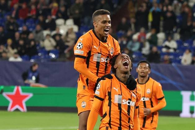 Die Spieler von Shakhtar Donetsk freuen sich über das Tor zum 1:0 durch Kevin (Shakhtar Donetsk) beim Spiel der Champions League (Saison 2024 25) Schachtar Donezk - Stade Brest Copyright: Thomas Pakusch