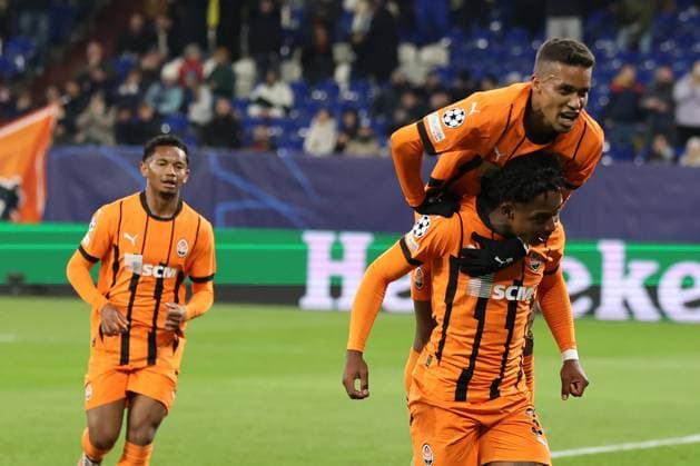 Die Spieler von Shakhtar Donetsk freuen sich über das Tor zum 1:0 durch Kevin (Shakhtar Donetsk) beim Spiel der Champions League (Saison 2024 25) Schachtar Donezk - Stade Brest Copyright: Thomas Pakusch