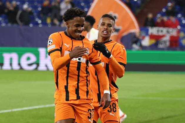 Die Spieler von Shakhtar Donetsk freuen sich über das Tor zum 1:0 durch Kevin (Shakhtar Donetsk) beim Spiel der Champions League (Saison 2024 25) Schachtar Donezk - Stade Brest Copyright: Thomas Pakusch