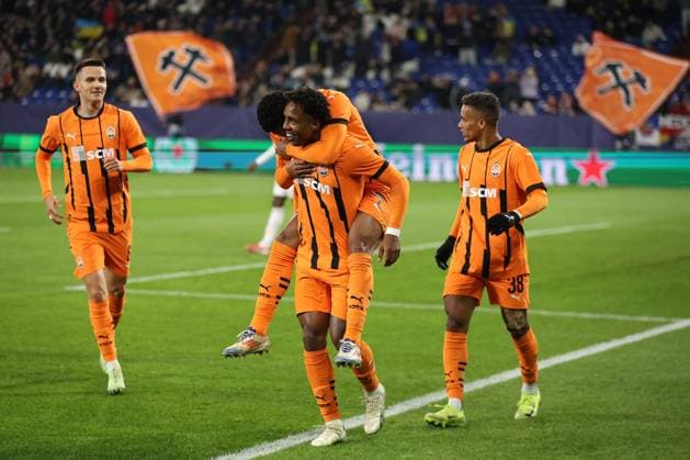 Die Spieler von Shakhtar Donetsk freuen sich über das Tor zum 1:0 durch Kevin (Shakhtar Donetsk) beim Spiel der Champions League (Saison 2024 25) Schachtar Donezk - Stade Brest Copyright: Thomas Pakusch