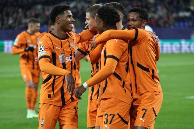 Die Spieler von Shakhtar Donetsk freuen sich über das Tor zum 1:0 durch Kevin (Shakhtar Donetsk) beim Spiel der Champions League (Saison 2024 25) Schachtar Donezk - Stade Brest Copyright: Thomas Pakusch