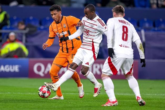 22.01.2025, Fußball, UEFA Champions League, Schachtar Donezk - Stade Brestois 29, Arena AufSchalke Gelsenkirchen, 7. Spieltag Saison 2024 2025: Vinicius Tobias (Schachtar Donezk 17) im Zweikampf gegen Kamory Doumbia (Stade Brest 9) Nordrhein-Westfalen Deutschland