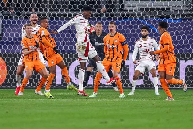 22.01.2025, Fußball, UEFA Champions League, Schachtar Donezk - Stade Brestois 29, Arena AufSchalke Gelsenkirchen, 7. Spieltag Saison 2024 2025: Abdoulaye Ndiaye (Stade Brest 3) im Strafraum Nordrhein-Westfalen Deutschland